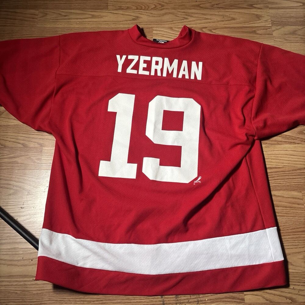 Vintage Steve Yzerman Red Wings Jersey L Logo Athletic Officially Licensed